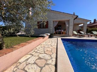 Villa Mirela with a comfortable garden and pool - Grandići - 4