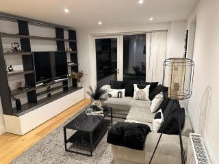 Colindale luxury Apartment - 0