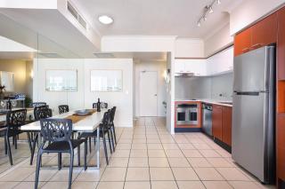 Amazing Chevron Heart of Surfers Apartment - 9