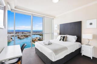Amazing Chevron Heart of Surfers Apartment - 1