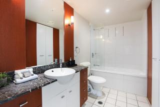Amazing Chevron Heart of Surfers Apartment - 4