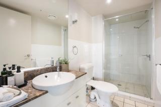 Amazing Chevron Heart of Surfers Apartment - 8