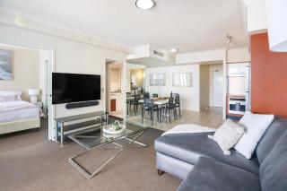 Amazing Chevron Heart of Surfers Apartment - 3