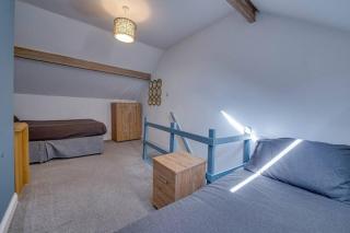 3BR Bond House Convenient Meadowhall Road Location - Kimberworth - 2