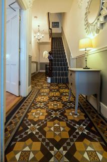 Glan y Mor, Sleeps 20, 8 Bedrooms, 8 Bathrooms, Seafront, Criccieth - Criccieth - 2