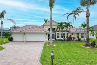 Newly renovated 3 bed/3 bath in the Four Mile Cove area w. heated pool and spa. Gulf access! - Cape Coral - 9