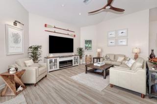 Newly renovated 3 bed/3 bath in the Four Mile Cove area w. heated pool and spa. Gulf access! - Cape Coral - 2