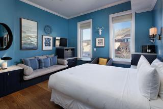 Independence Square 205, Stylish Hotel Room with AC, Great Location in Aspen - 9