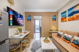 2 Side-by-Side P00L Front Condos, 6 Beds, 2 CR, 2 Kitchen for 10 Guests at MOA - Manila - 0