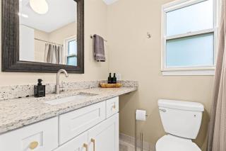 New! Comfy 1BR Upper Flat near Downtown Roseville - Roseville - 1