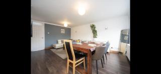 Spacious Chessington home with parking & garden - Chessington - 6