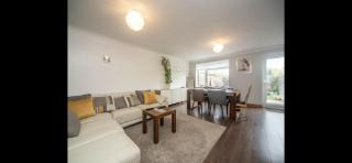 Spacious Chessington home with parking & garden - Chessington - 0