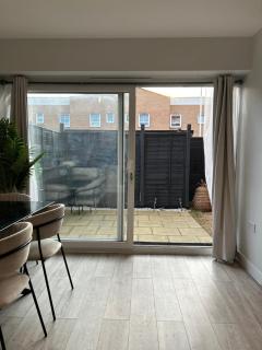 Stylish Meets Luxury! 2 Bed 2 Bath Family Home - Dagenham - 6