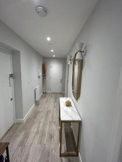 Stylish Meets Luxury! 2 Bed 2 Bath Family Home - Dagenham - 9