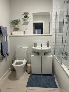 Stylish Meets Luxury! 2 Bed 2 Bath Family Home - Dagenham - 2