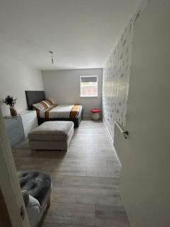 Stylish Meets Luxury! 2 Bed 2 Bath Family Home - Dagenham - 5