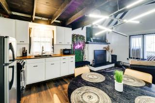 Pet-Friendly Cabin with Hot Tub in Pocono Lake! - 2