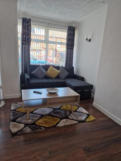 Cosy 3 Bedroom House in Beeston, Leeds, LS11 7JP - Beeston - 8