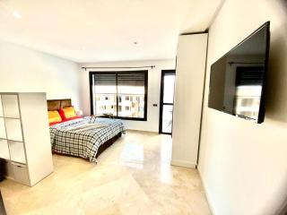 Quiet Top-Floor Studio by Med Faculty & Tram Lines - 3