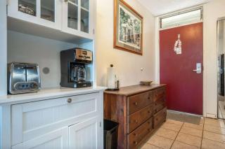Kihei Bay Surf 208- Updated partial oceanview studio across from beach - Kihei - 9