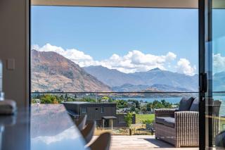 Stylish Panoramic Mountain and Lake Views - 9