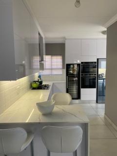 Modern Serene 3 Bedroom Villa - Johannesburg - 3