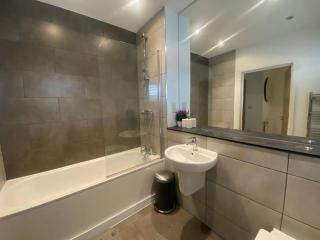 Stunning 2 Bedroom Apartment - Croydon - 5
