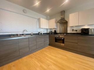 Stunning 2 Bedroom Apartment - Croydon - 4