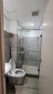 Affordable Condo in Makati w/ Wi-Fi, Netflix, Pool - 2