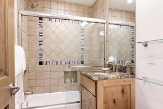 Fasching Haus Unit 210, Deluxe Condo w/ A/C, Private Deck, 2 Blocks from Downtown Aspen - 4