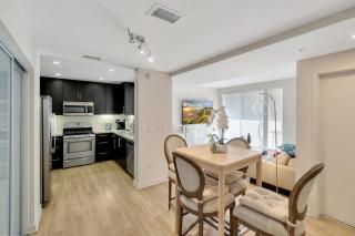 5 Heart of Santa Monica apartment - 3