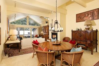 Clarendon Unit 2, Beautiful Townhouse, Expansive Living Area, Vaulted Ceilings, Private Patio - 8