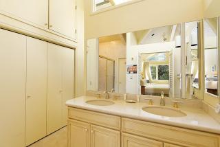 Clarendon Unit 2, Beautiful Townhouse, Expansive Living Area, Vaulted Ceilings, Private Patio - 4