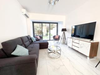 Luxury Garden Apartment - 8