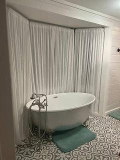 Rustic Oak Acres *Wedding or Content Worthy!* - 1