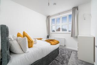 Luxury 2 Bedroom Apartment Free Parking, Netflix, Sleeps 6 - Watford - 6