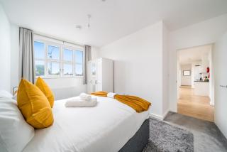 Luxury 2 Bedroom Apartment Free Parking, Netflix, Sleeps 6 - Watford - 4