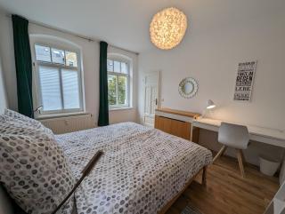 Saxonia HomeDeLuxe Chemnitz - neue hochwertige 50qm2 2-Zimmer-Ferienwohnung mit privaten Kfz Parkplatz Stellplatz mit MWSt-Rechnung mit XXL Hülsta Bett & Etagenbett mit InternetFlatrate - Ideal für Familien, Paare, Kulturinteressierte & Geschäftsreisende! - 8