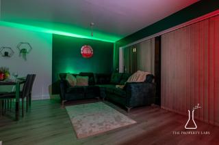 Luxury Birmingham City Centre Townhouse with BALCONY- Sleeps 10 - FREE Parking - Perfect for Contractors, Business Travellers, Families and other Groups - Near Bullring, Newstreet, Selfridges, NEC, NIA & Birmingham airport - Birmingham - 4