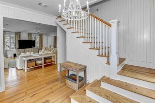 Beautifully remodeled "Taste & Sea" 3BR 3,5BA Steps from Beach Pools Optional Carriage cottage - 3