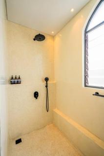 Luxe 4-Bedroom Villa - Private Pool & Fast Wi-Fi - Canggu - 6