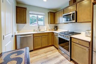 Modern SeaTac Gem with Fireplace and Smart TVs! - SeaTac - 9