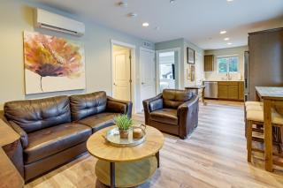 Modern SeaTac Gem with Fireplace and Smart TVs! - SeaTac - 6