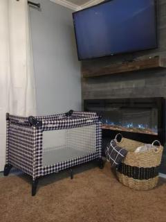 Cozy Lakeside Getaway - Outdoor Theater - Free Early Check-In- 4min to Silver Dollar City - 2