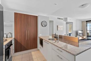 Top of the Town! 2Bed/2Bath/1Car/Pool/Views ~ CBD - Brisbane - 2