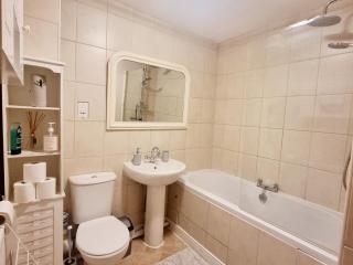 Spacious two bedroom apartment with one parking space - 3