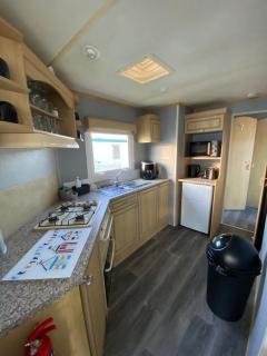Seaview 190 - Ingoldmells - pet friendly, WiFi, bed linen - Close to beach and Fantasy Island - Meadow Lakes Caravan & Lodge Hire - Ingoldmells - 6