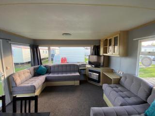 Seaview 190 - Ingoldmells - pet friendly, WiFi, bed linen - Close to beach and Fantasy Island - Meadow Lakes Caravan & Lodge Hire - Ingoldmells - 8