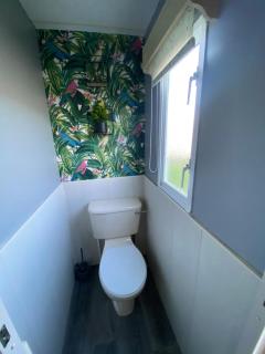Seaview 190 - Ingoldmells - pet friendly, WiFi, bed linen - Close to beach and Fantasy Island - Meadow Lakes Caravan & Lodge Hire - Ingoldmells - 2
