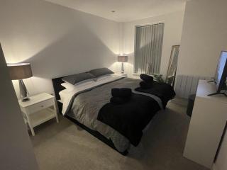 Spring Stays In Modern And Cozy 2 Bed City Centre Apartment With Free Secure Parking Space - Lichfield - 8